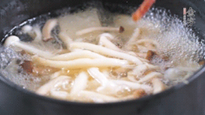 依次放火腿、豆腐，加水大火燒開，小火燉煮20分鐘，出鍋前撒上蔥花即可。