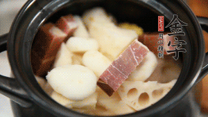 加水沒過食材，加料酒大火煮沸后，再小火燉煮1小時。（如果沒有砂鍋小火燉煮，用電飯煲的煮湯功能、高壓鍋也是可以的。）