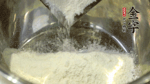 【油皮】1．將油皮材料放入料盆中，緩緩加100ml水，攪拌成雪花片狀。在案板上反復揉搓成有一定筋度的光潔面團，搓成12個團子。