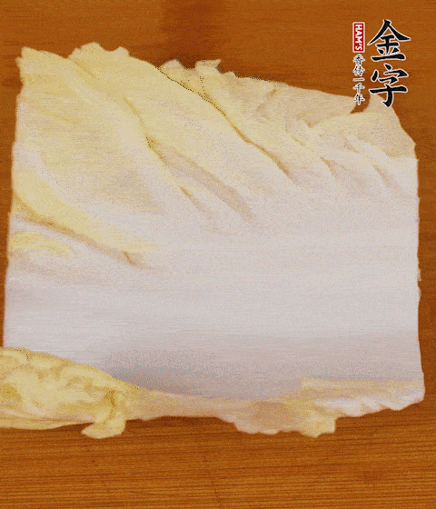 一片白菜一片淡火腿交替疊起，疊個兩三層放進鍋內，直到塞滿鍋。