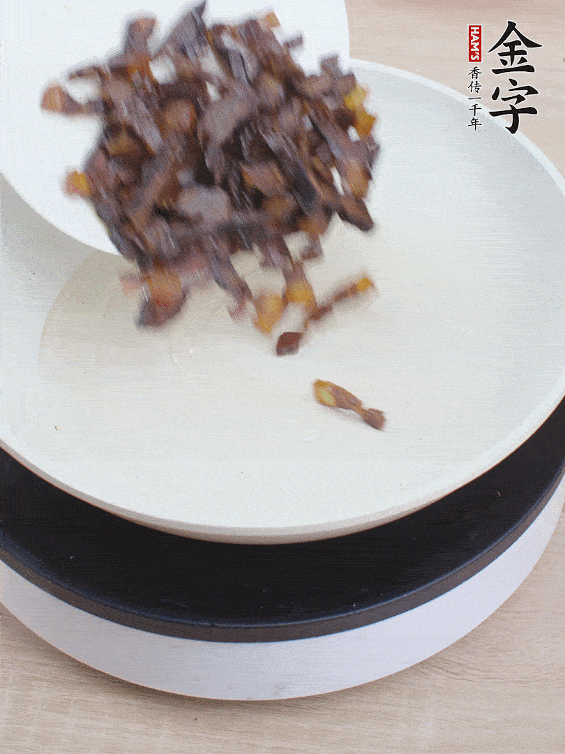 油熱倒醬油肉，編出香味。