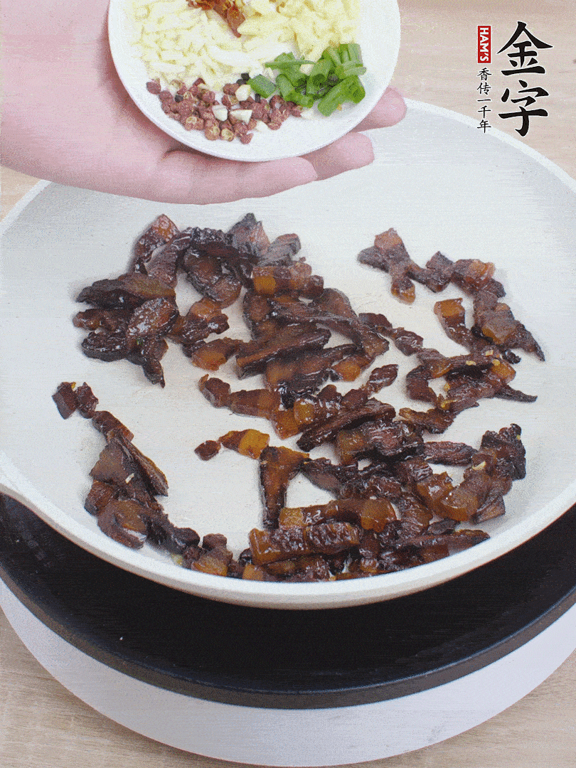 下蔥姜蒜、干辣椒、花椒粒炒香。
