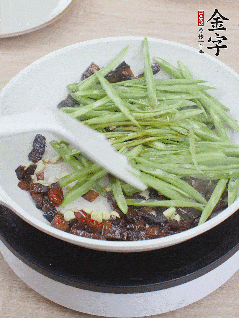 下豆角，生抽、雞精調(diào)味，炒到斷生。