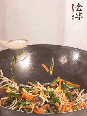 炒合菜：金字醬油肉、綠豆芽、韭菜