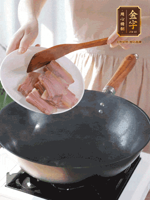 豬油熱鍋，下咸肉煸香，再下蔥姜提鮮